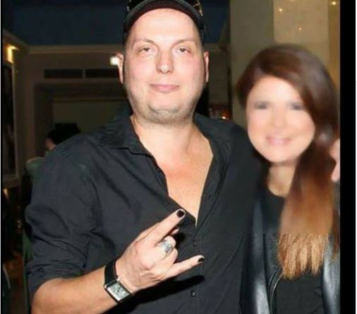 Αυτός είναι ο σκηνοθέτης της «Ώρας του Διαβόλου» που σχηματίζει με τα δάκτυλά του το σύμβολο του Σατανά!